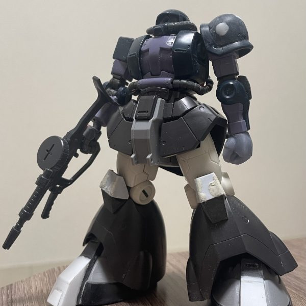 HG オリジンMSDシリーズの黒い三連星ザクと、ドム試作実験機を合体して、高機動試作型ザク（アイナザク）を作っていきます。余った部品は他の機体に…つま先と膝が形状が違うのでプラ板工作しましたドムから拝借するのもったいないので（笑）肩のスパイク切り落としプラ板で蓋しました左手の拳は3Dプリントした自作パーツですランドセルが黒い三連星仕様だったので、そのまま使ってもよかったのですが、設定準拠でシャアのザクIから拝借工作的にこんな感じになります。（1枚目）