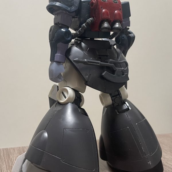 HG オリジンMSDシリーズの黒い三連星ザクと、ドム試作実験機を合体して、高機動試作型ザク（アイナザク）を作っていきます。余った部品は他の機体に…つま先と膝が形状が違うのでプラ板工作しましたドムから拝借するのもったいないので（笑）肩のスパイク切り落としプラ板で蓋しました左手の拳は3Dプリントした自作パーツですランドセルが黒い三連星仕様だったので、そのまま使ってもよかったのですが、設定準拠でシャアのザクIから拝借工作的にこんな感じになります。（2枚目）
