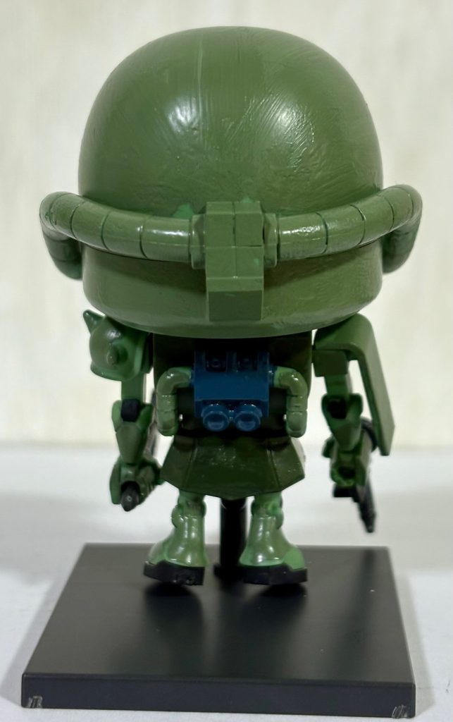 一見すると頭がデカすぎて直立できないんじゃないかと思いますが、ちゃんと自立します。