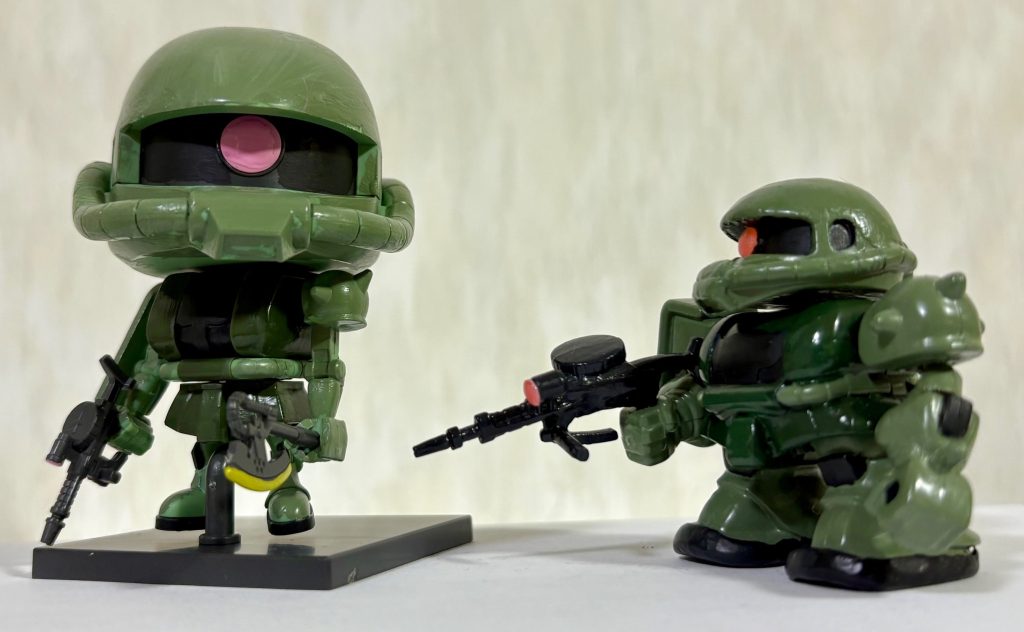 新旧SDザク。右側のザクは以前作ったBB戦士の個体です。右側「それにしても頭でけーな、オイ(zaku-kao4)」ザクプラくん「これでもちゃんと立てますけど(zaku-kao1)」今回はこんな感じです。