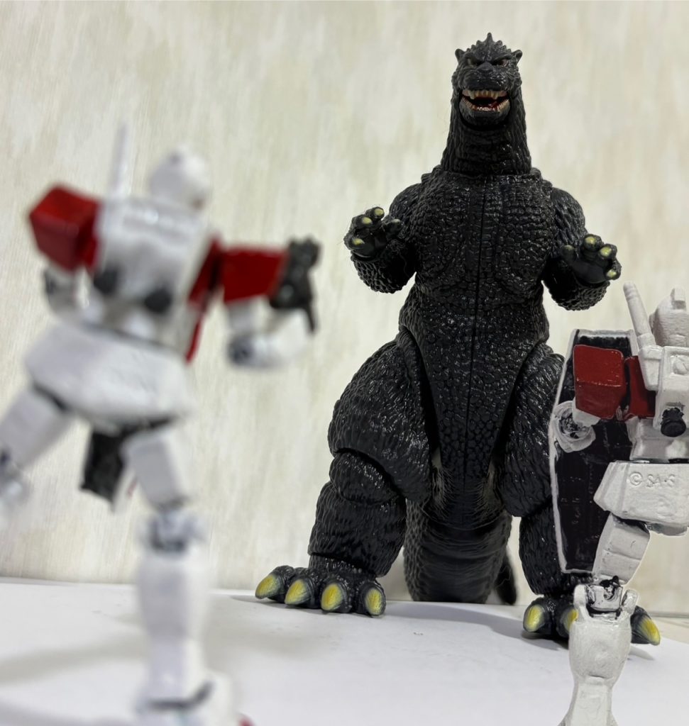 ミニチュア用なのでゴジラやウルトラ怪獣のフィギュアやソフビと絡めるとちょうどいい塩梅になります。(合成して一体増やしてます(gundam-kao2))