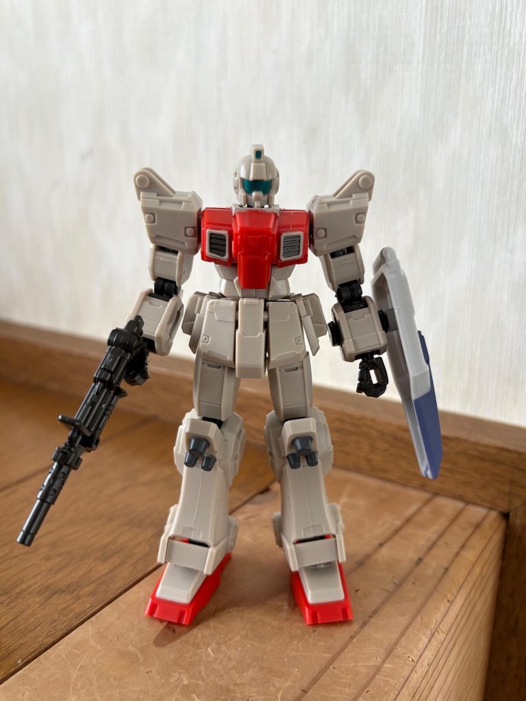 塗装前。今回なぜ緑に塗装したかというと、ヤマダ電機で仮面ライダー1号と2号用に購入したグリーン系の塗料の色塗りのテストと機体の塗装が一部飛び散っていたのが気に入らず、緑の陸ジムにしてみました。