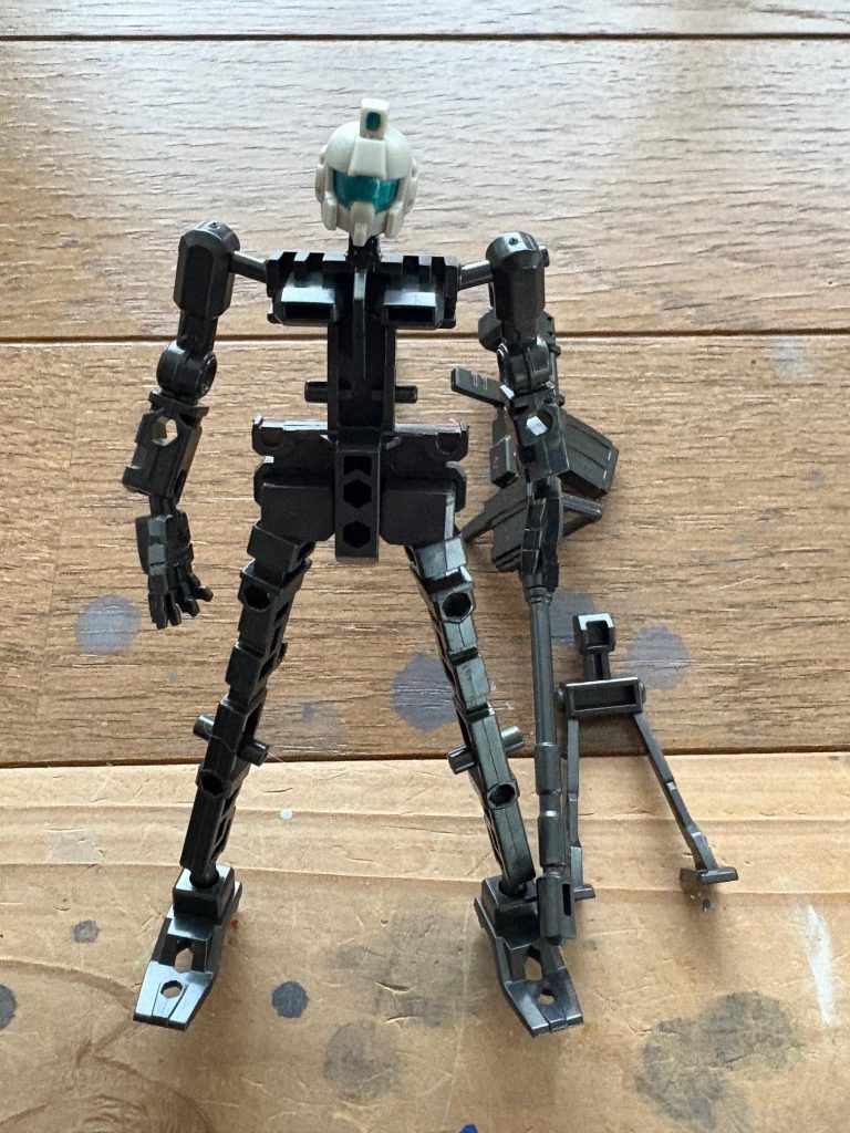元のフレーム。「輝き撃ち」ができるようにボディは陸戦型ガンダムのモノを買いました。残念ながら陸ジムのボディにはマシンガンや180ミリキャノンが付いておらず、代わりにロケットランチャーとネットガンが付きます。そのため、ジム頭が予備でついてきます(gundam-kao3)