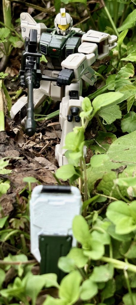 お馴染みの「輝き撃ち」。機体がグリーン調なので、周囲の雑草に違和感なく溶け込んでます。