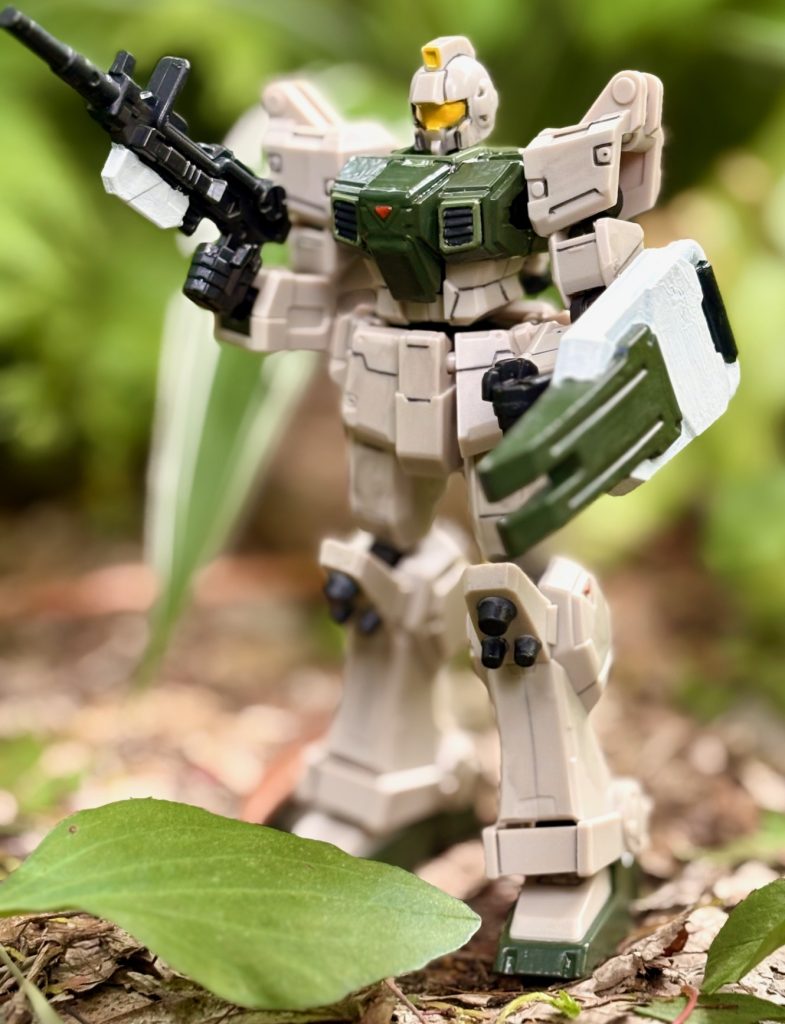 機体全身をグリーンにするとただのジムスナイパーになるので、胴体と足、シールドのみグリーンで塗りました。バイザーはイエローで塗ってます(gundam-kao6)塗装パターンはエゥーゴ仕様のGMⅡや武者烈伝の漫画に登場した自無助（ジムモチーフの子武者です。わかる人いるかな～？）を参考に塗りました。陸戦型特有の泥臭さを出すために全体的にスミ入れペンやうすめ液を活用して汚し塗装を施してます。