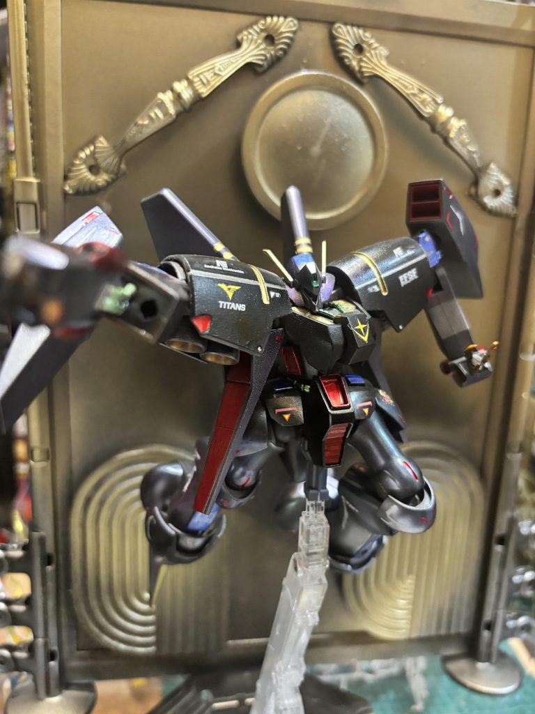 画像だとわかりづらいのですが、キャンディ塗装の要領で色を重ねて灰色にしています。角度によって色が変わります。