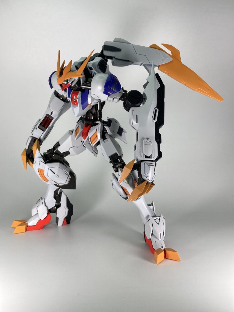 ここからは制作した際のポイントで細かく言っていない所を深掘りします制作する際にテーマを2つ決めており1つは「Phase Frameを使用したルプスレクス」 もう1つが「最終回レクスをギャラルホルンが見たイメージを形にする」というものでしたギャラルホルンが実際に言ったセリフでは「悪魔」というものが目立っておりましたがこれは少々抽象的であると思います。何故悪魔だと思ったのかという要素を分解して考えていくと「普通であれば死んでいるはずの攻撃を受けていながら立ち上がった、そしてこちらの軍に猛攻を仕掛ける｣というものだと思います。ここから自分の中で特に感じた「怖い、気持ち悪い、化け物」という要素を機体バランスやデザインをガンダムという要素を崩さずに取り入れていきました