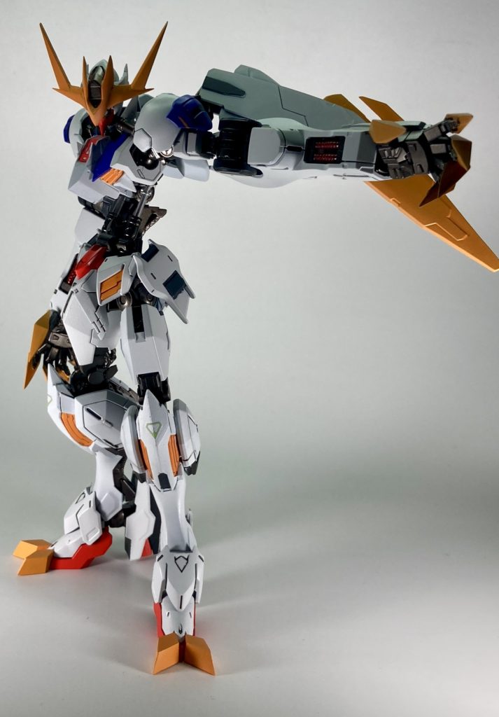 全体的な造形としてはメタルロボット魂、カラーリングは食玩コンバージを参考にしながら制作しました