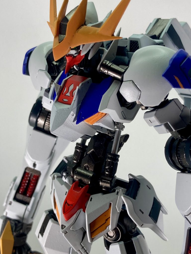 次に塗装でのこだわりを話していこうかと思います今回はあくまでアニメでのルプスレクスとして制作をしているため、差し色を入れていません。プラモデルとしての要素としましてはフレームと装甲に見栄えの差をつけるためにつや消しと光沢で分けてあります。