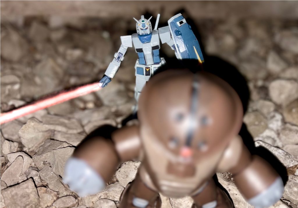 ユージ（G3ガンダム）「逃がさねえぞ、この野郎！！」ラジム（アッガイ）「まだ来るっ、来るな！！」シャアのズゴックを守るべくアッガイ達が時間稼ぎをするが、無情にも次々に倒されていく・・・。