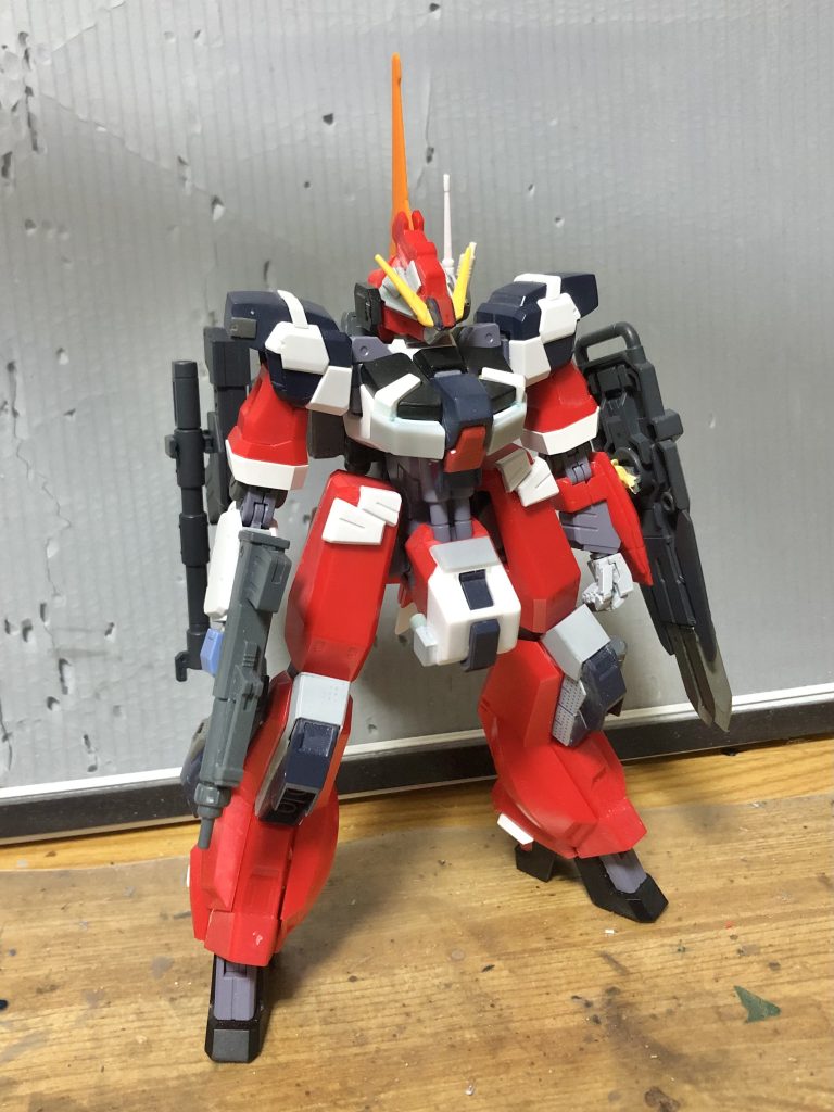 武器が違いますが塗装前です。主な改造箇所は・頭部(バイザー、ヘッドギア、V字アンテナ、バルカンポッド)・胸部(コクピットハッチ、追加装甲)・ランドセル・膝部スラスター・ふくらはぎ部分スラスター・武装全般(シェキナー、スライドシールド)です。結構弄りました。