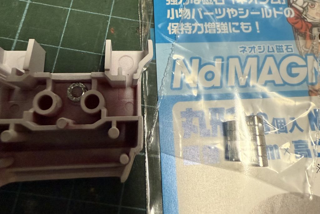 今後のバックパック交換を見据えて、金属プレートを仕込んでおきました。