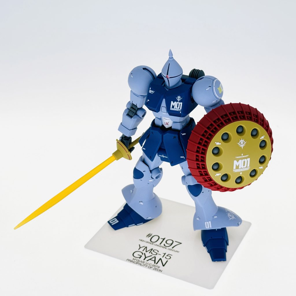 YMS-15 ギャンはズマダイ社が開発した白兵戦特化型モビルスーツで、超大型ビームサーベルを装備し、遠距離武器はシールド内の牽制用小型ミサイルとフロート機雷のみです。うち1機のテスト機がマ・クベ大佐専用機として配備され、全体のシルエットは甲冑を纏った西洋騎士の趣を呈しています。特に頭頂部のスパイク形状は研磨が難しく、当方ではやや研磨し過ぎて量産型ギャン（『機動戦士ガンダム ギレンの野望』）のようになってしまいました（笑）。