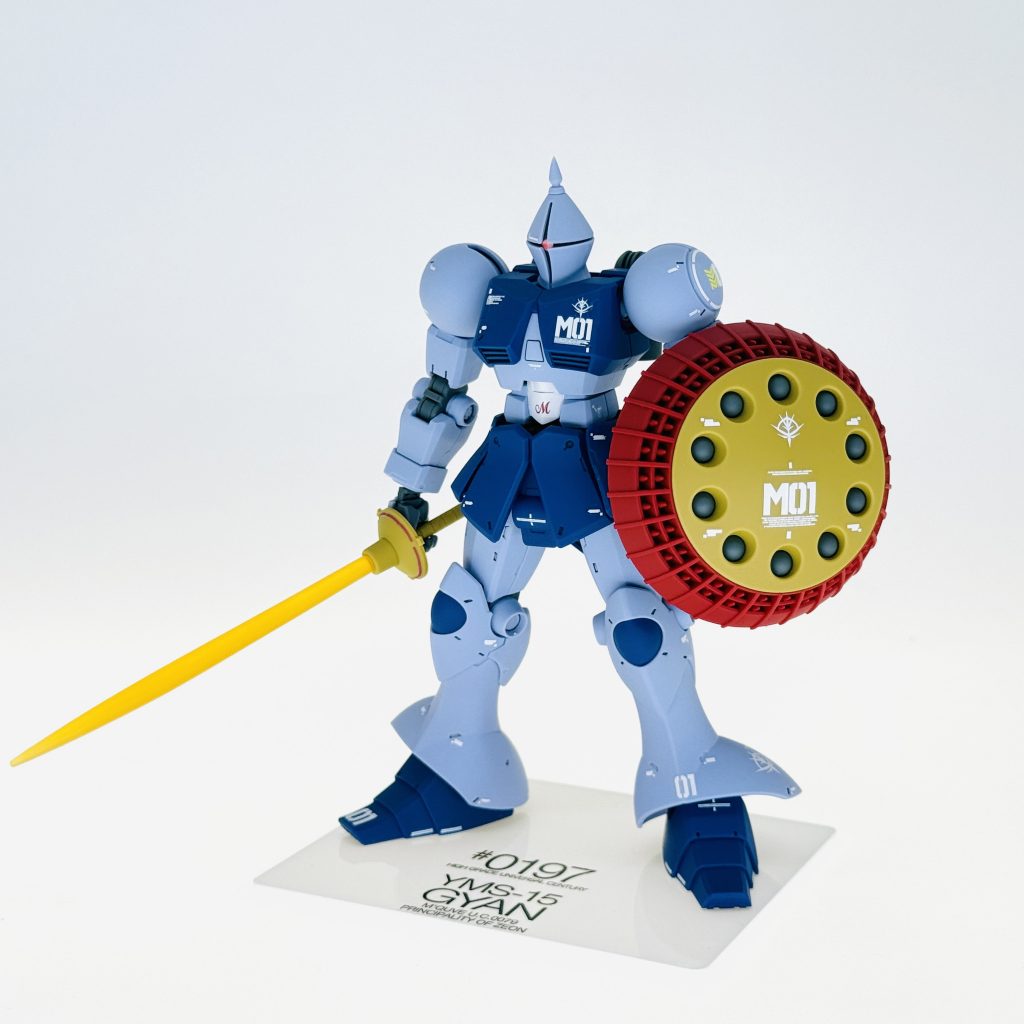 今回はマ・クベ大佐の専用機をイメージし、成形色仕上げプラスαで作ってした。マーキングと台座の文字には自製のデカールとUV転写シートを使用し、ジオノグラフィ（ZEONOGRAPHY）風の世界観を意識した仕上がりを目指しました。