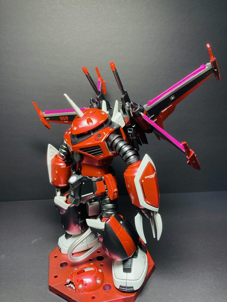 足の部分のレッドとバックパックのブラックとレッドの塗り分けは難しく大変でしたが綺麗にできました！