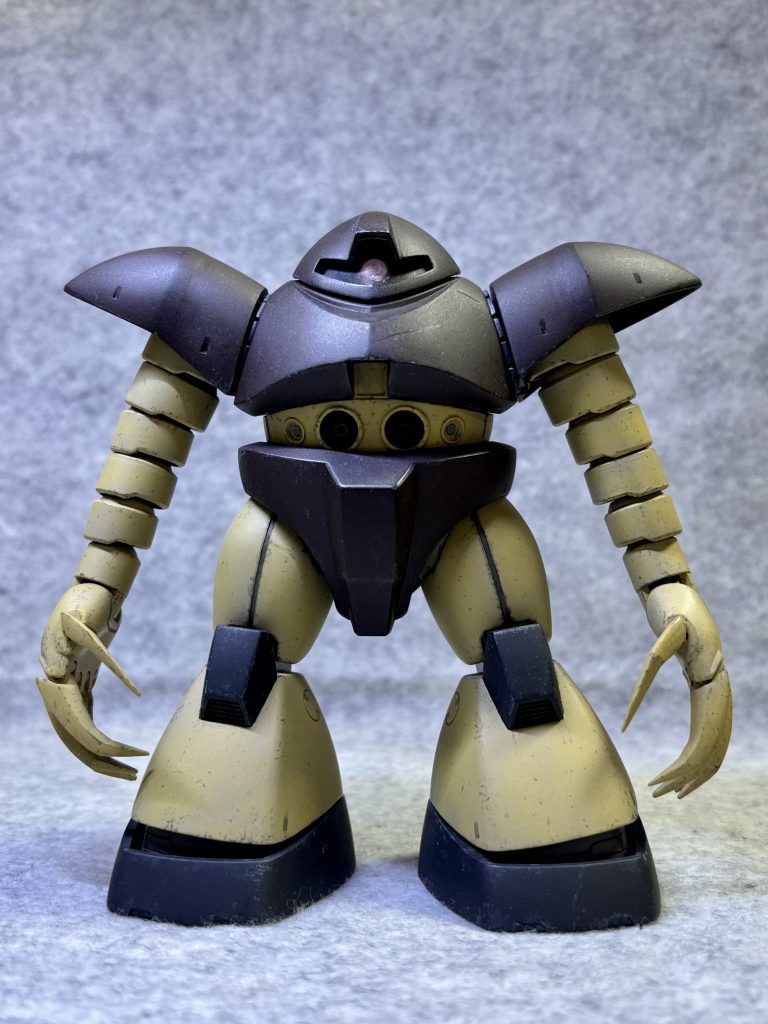 頭部小型化、モノアイ稼働、肩アーマー大型化、腕延長などしてます。