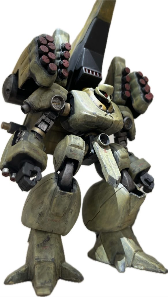 塗装はアクリジョンの筆塗りです。設定よりも落ち着いた色を選びました。モノアイだけクリアーレッドで塗装しましたが、光が当たらないとよくわかりませんね。ウェザリングカラーのグランドブラウンを仕上げに使用しています。