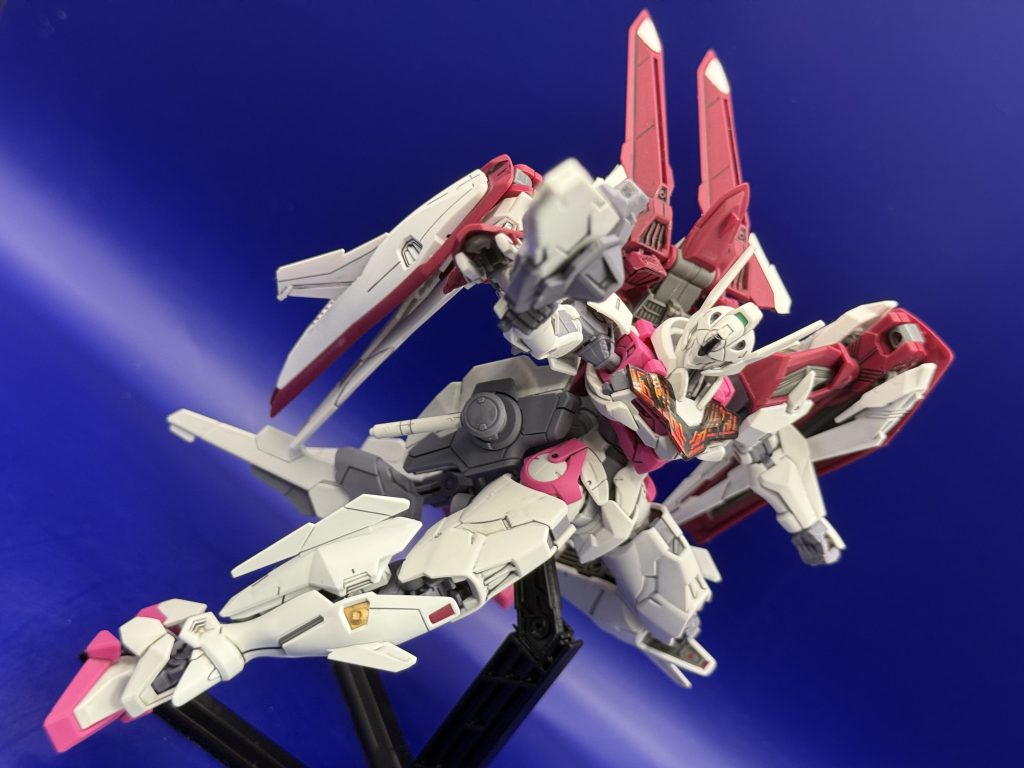 メイン射撃武装のガンビットライフル背部のバックパックもビットオンフォームになっておりかなり向上した機動力から強力な一撃を放つ一撃離脱戦法を考慮した状態