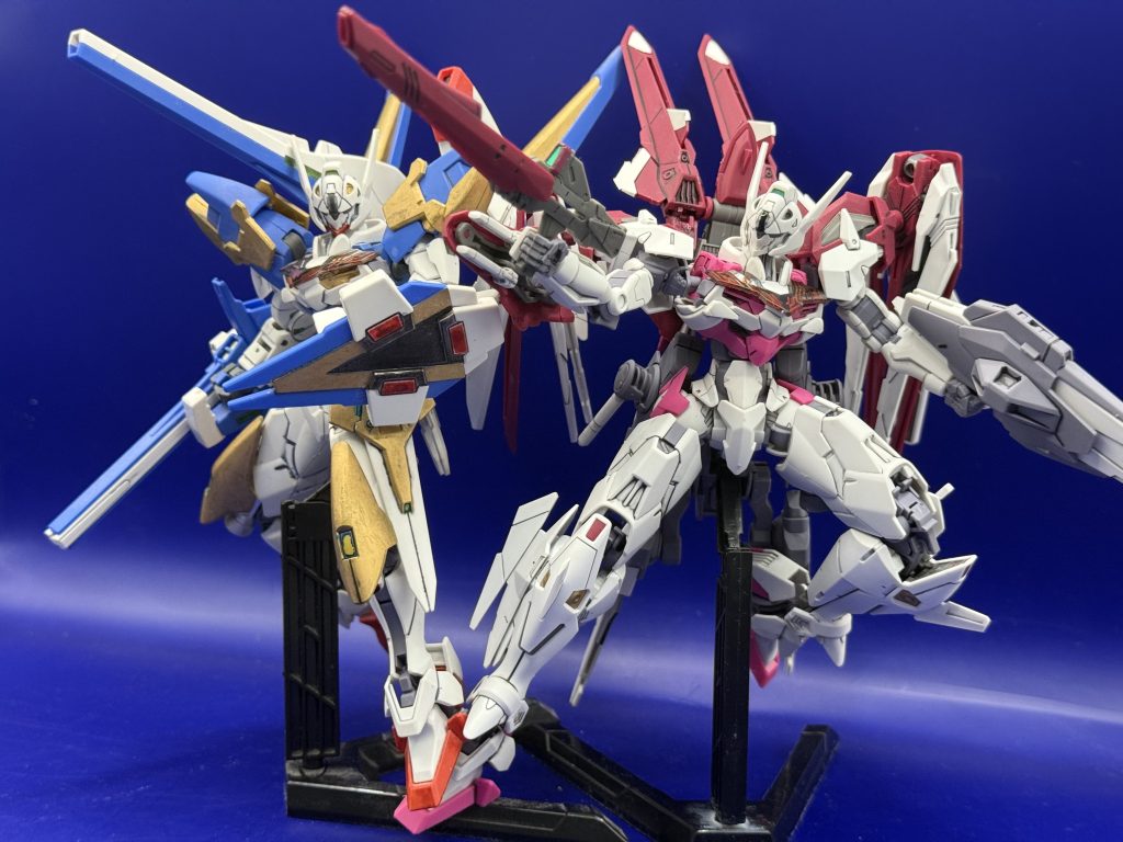 最後はルブリスアサルトバスターと一緒にパシャリ同じ機体ですが青と赤で結構印象が変わってることがわかりますね!ちょっとした部分塗装と左右のふくらはぎ下の取り替えと肩アーマーの入れ替えが主な改造ポイントです。結構かっこよく纏まったかなと思います