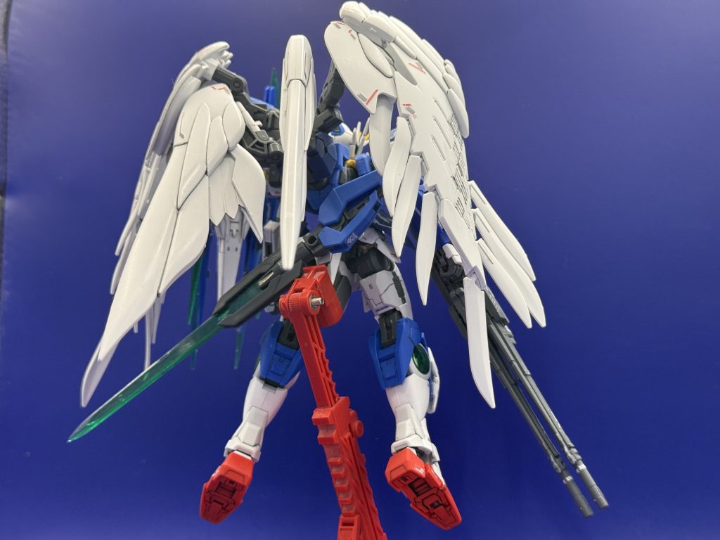 全身を前後から基本ベースはクアンタでウイングゼロのパーツを強化装甲のようにくっつけるという感じで組み立てましたそのためサイドアーマーにGNソードⅤは保持できなかったのでバックアーマーに装着できるように変更、GNソードⅤを装備する時はツインバスターライフルをここに保持できます。