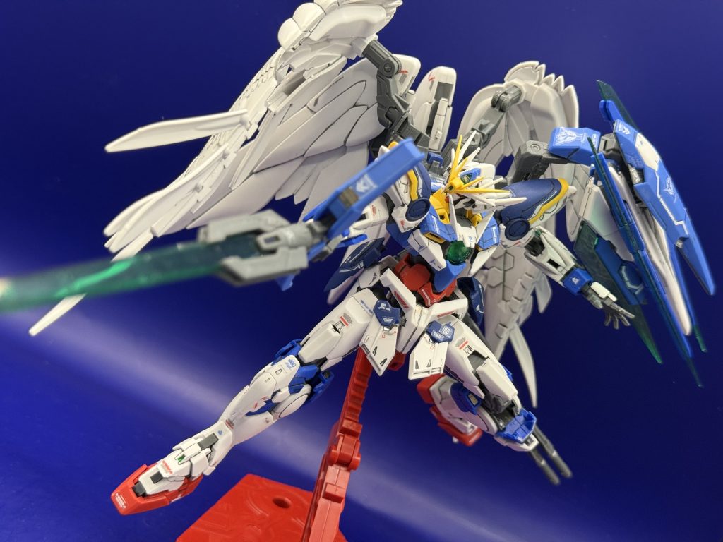 そしてGNソードⅤのライフル携帯をお馴染みのの射撃ポーズで!背中の羽とGNシールドのおかげでどんなポーズも迫力満点です