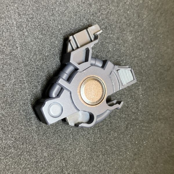 だいぶ期間が空きましたがダリルバルデの製作を再開します一通りの工作が完了しサフチェック→修正を繰り返して塗装に入りました1枚目の写真で今回のトライである塗装方法を説明します上からメカサフヘビィ＋ブラックで塗装マルーンを全体に塗装中断ではクールホワイトでパネルごとに中心が明るくなるよにグラデーション塗装下段でスーパーイタリアンレッドで様子を見ながら全体を塗装になってます（４枚目の画像の方が解りやすいと思います）２枚目の画像は胴体をうぃのーブラックで塗装３枚目は膝関節の画像です一部は始めていますがチマチマ部分塗装をしていきます（4枚目）