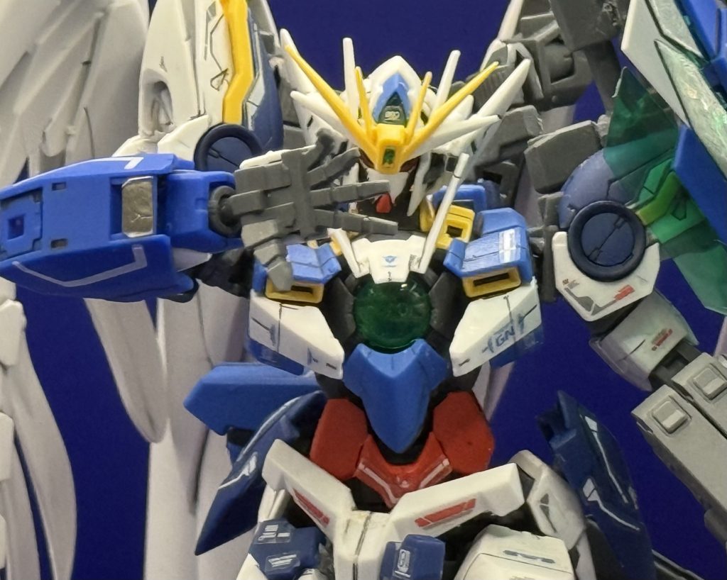 ウイングっぽい片手で顔を隠すポーズでパシャリ