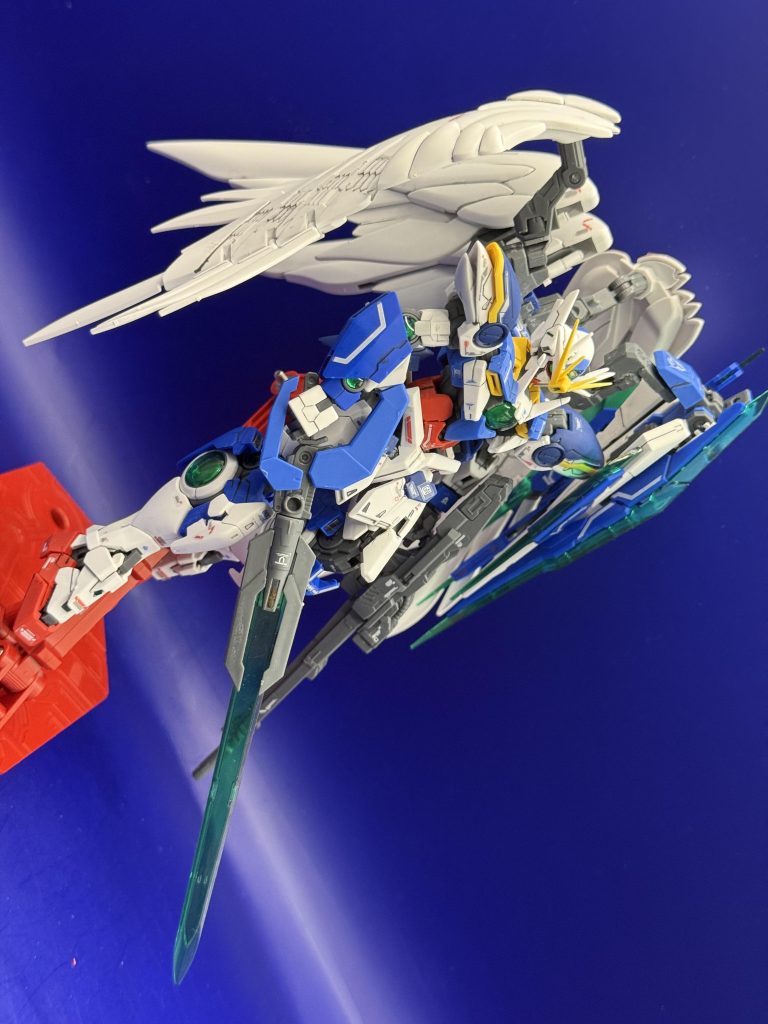 GNソードⅤとツインバスターライフルは両手に持てます。GNソードⅤで切り飛ばした敵をツインバスターライフルで跡形もなく消し去る!みたいな感じです。