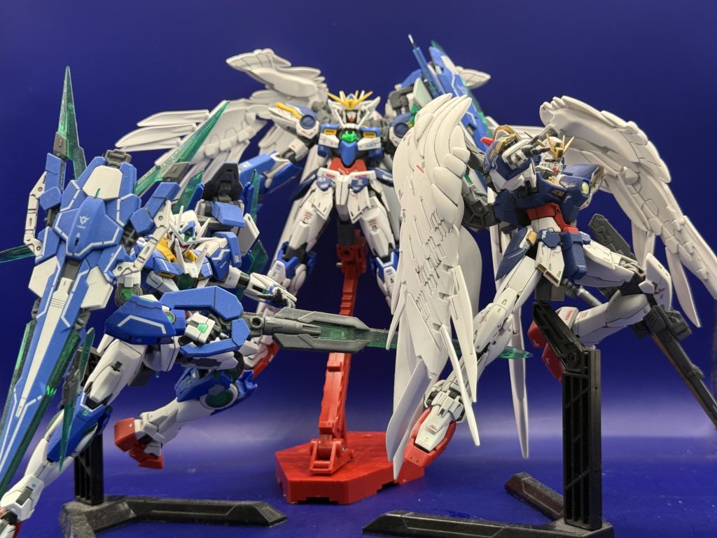 最後に元になった機体2つと並べてパシャリということでスパロボZのあの機体の発展型でした。RGで組み合わせるのは初めてでしたがディテールも細かくデカールもかっこいいのでウイングゼロのTV版が発売されたら発展前の機体でもやりたいですね。全体的にはスミ入れと付属デカールに手持ちのデカールも追加してディテールを上げました。最後につや消しでフィニッシュです。