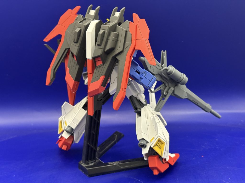 全身を前後からディテールが細かく背部のバインダーも大型化しておりどこから見てもボリューム満点の機体です