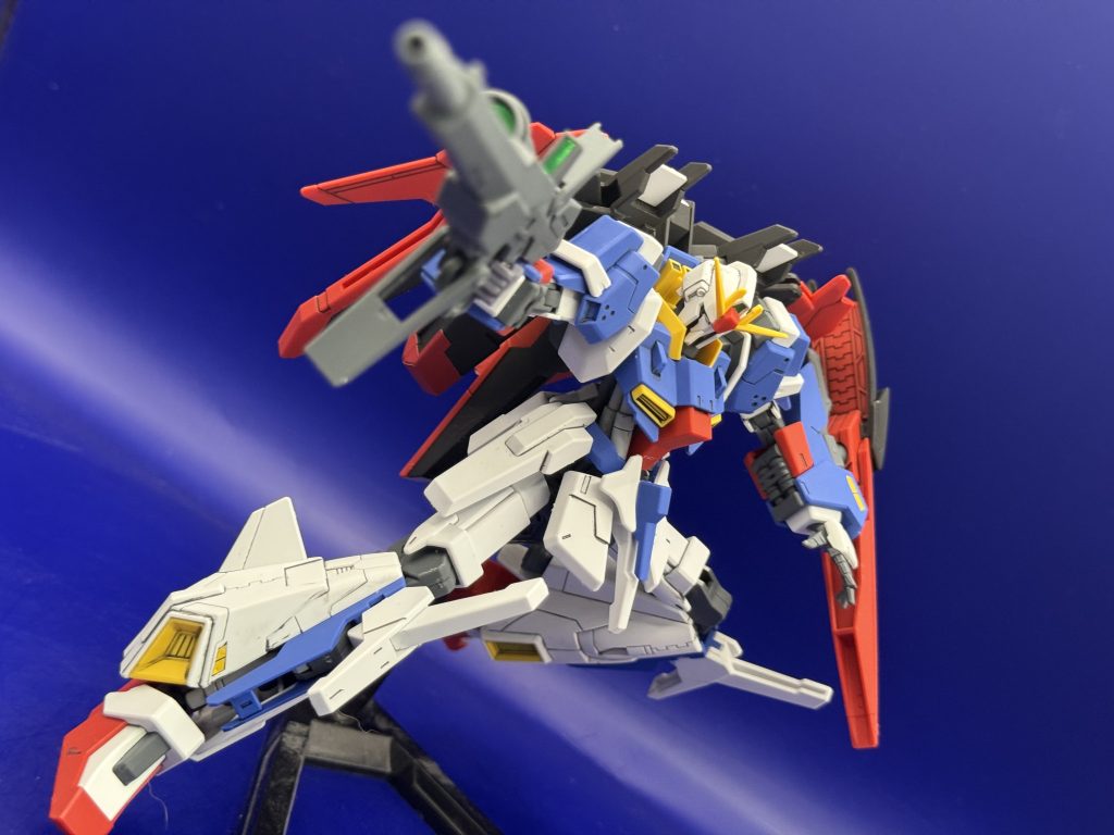 ビームライフルを構えていつものポーズかっこよく決まります