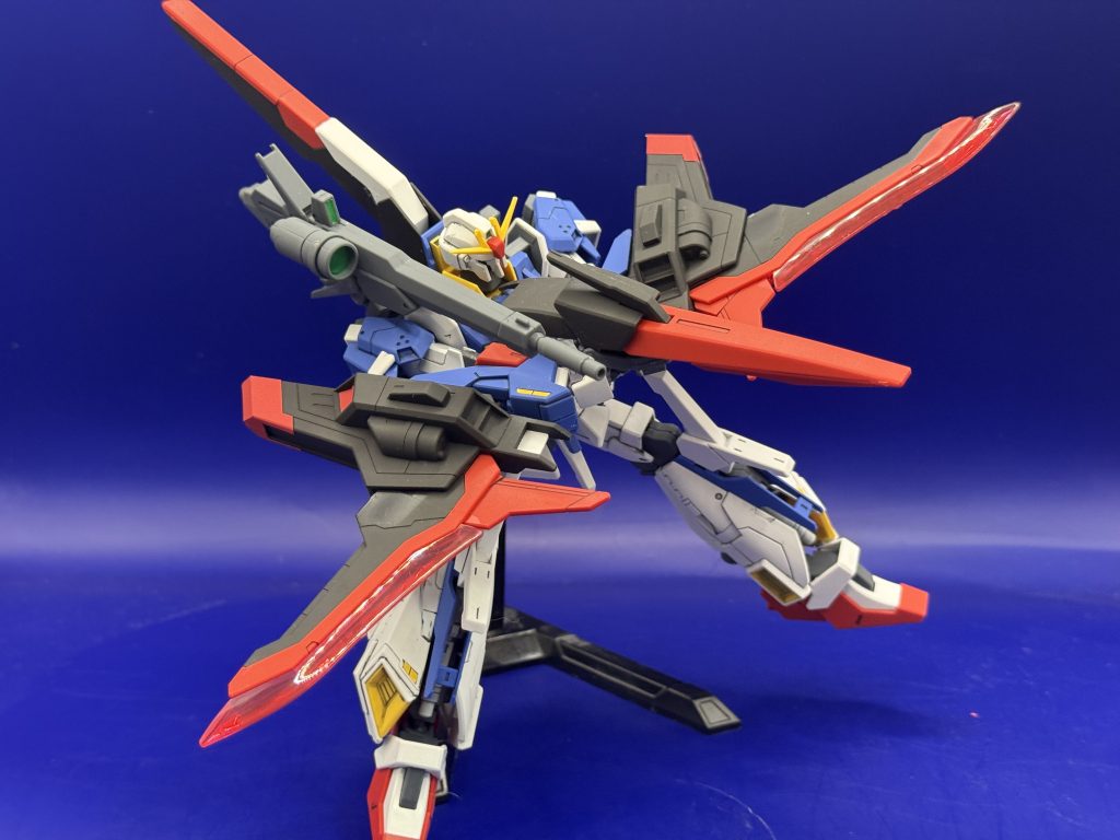 そしてフルバーストモード!ビームライフルの威力も加算されより強力に。という感じでライトニングゼータでした。ミキシング素材予定なので墨入れと付属シールでつや消し吹いてフィニッシュです。それでここまで決まっているのですからいいキットでした