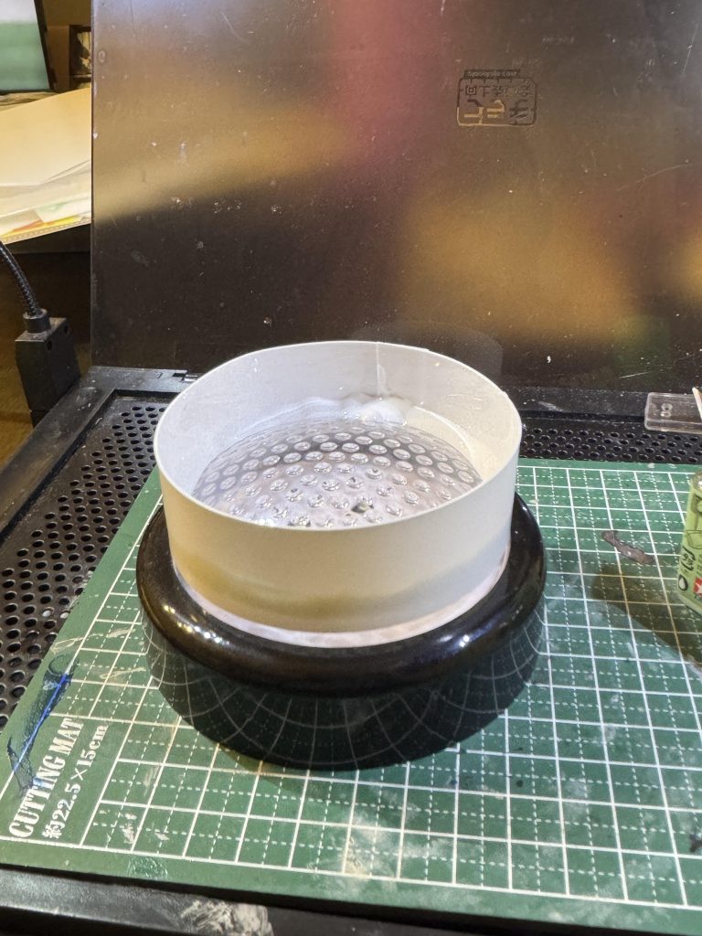 またまた100均アイテムです。押すと光るやつにプラ板巻いてレジン入れてベースつくりました！