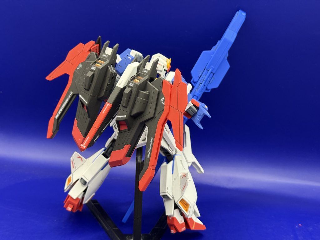 全身を前後から腰周りはライトニングZですが胴体と脚部はZのものです(変形機構を獲得するため)また、腕部は変形機構と関係ないためライトニングゼータになってます。ただそのまま過ぎるとZ感が強くなってしまうのでライトニングZのパーツをくっつけました。