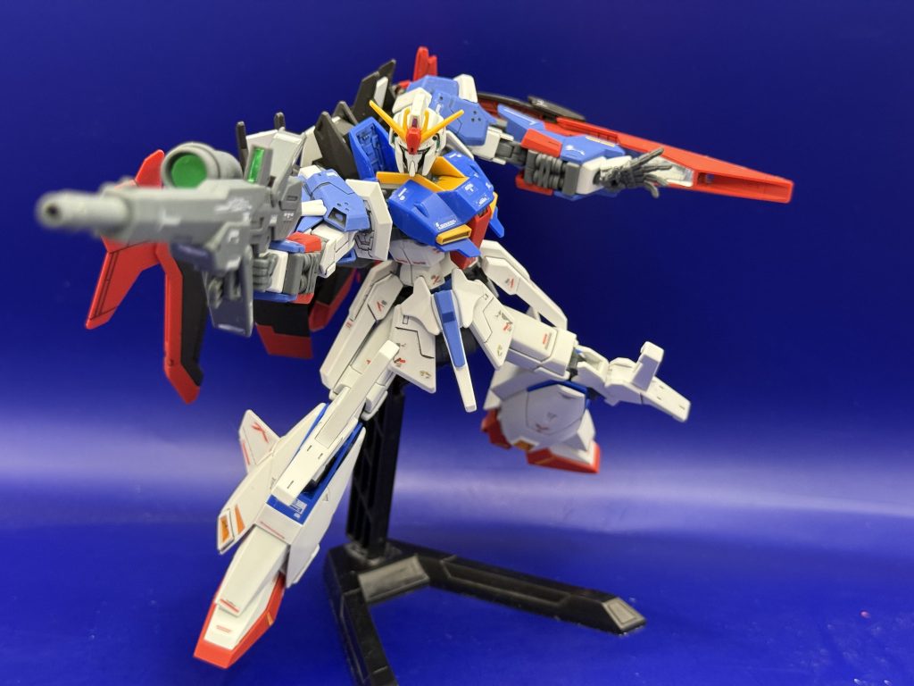 ライトニングZのライフルを構えてポーズライトニングZの不満点が腰の回転が悪い事だったのでそこをZにすることで解消しました