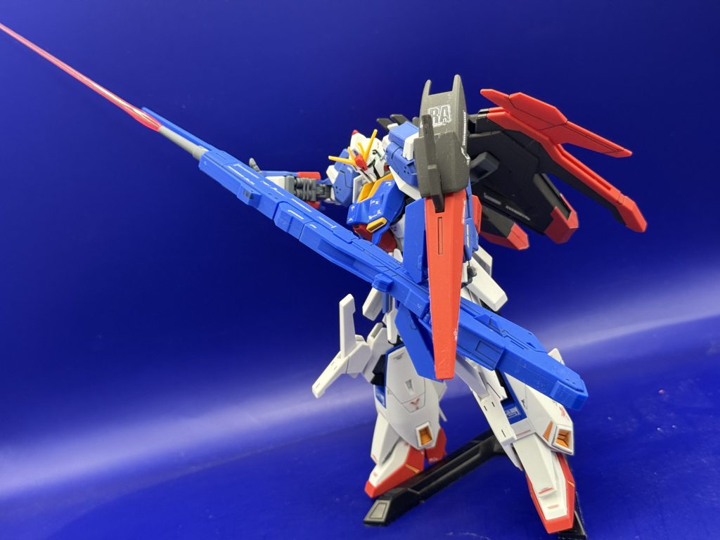 そして銃口にビームサーベルをつけてロングビームサーベル!