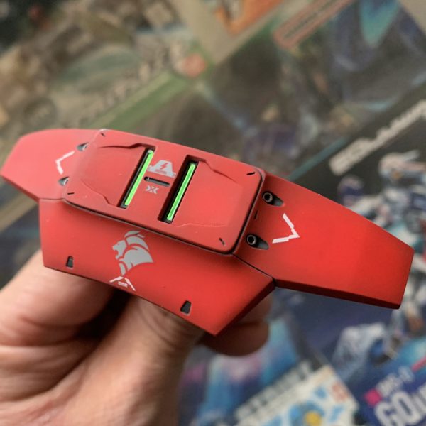全てのデカール貼りご終わりました。乾燥後デカール部分のみを再びクリアーコート乾燥後艶消しで更にコートしました。こうする事でかなりデカールの段差がなくなります😊後、縦の緑のラインは付属のシールを使い黒い部分を切り取って緑の部分のみを仕様しています（1枚目）
