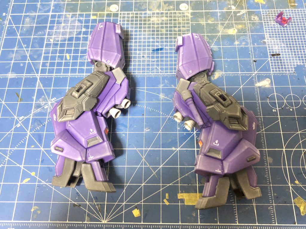 ⚠️ある意味閲覧注意⚠️つや消しを盛大にミスった両足です。凄まじい白化具合ですね。上から光沢を吹くこと事なきを得ましたが、だいぶ肝が冷えました…。トップコートは一気に吹かずに薄く吹き重ねようね!