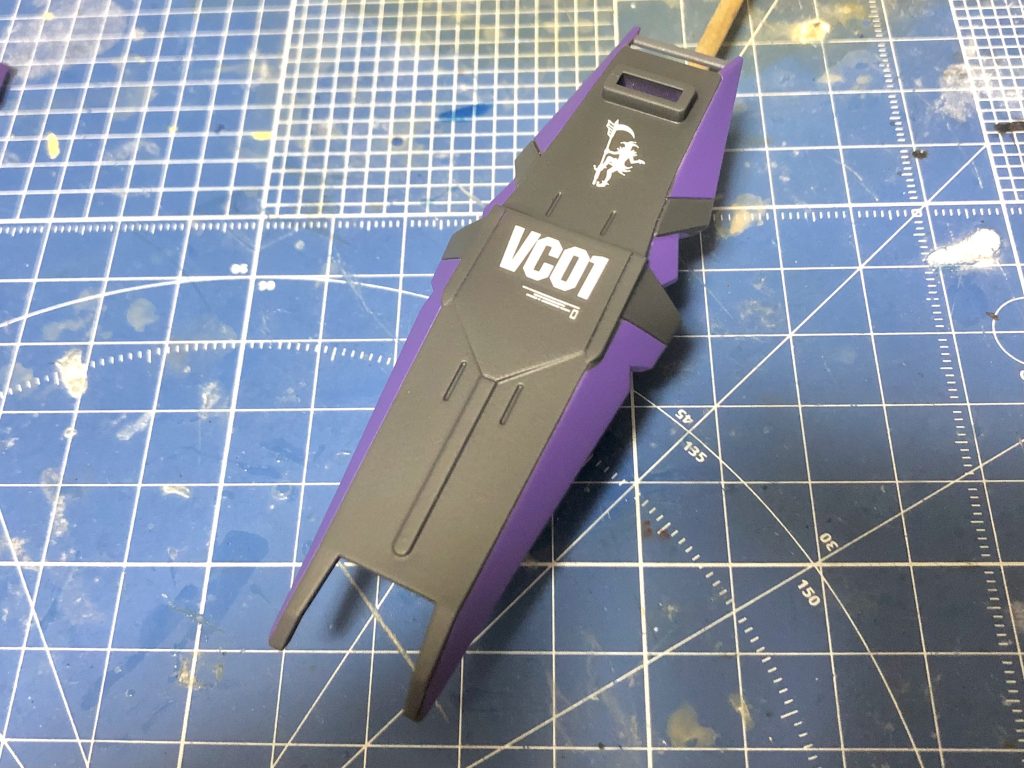 塗り分けで地獄を見たシールドです。大変地味ながら色の境目に無理やりモールドを作り、マスキングを容易に行えるようにしてみました。