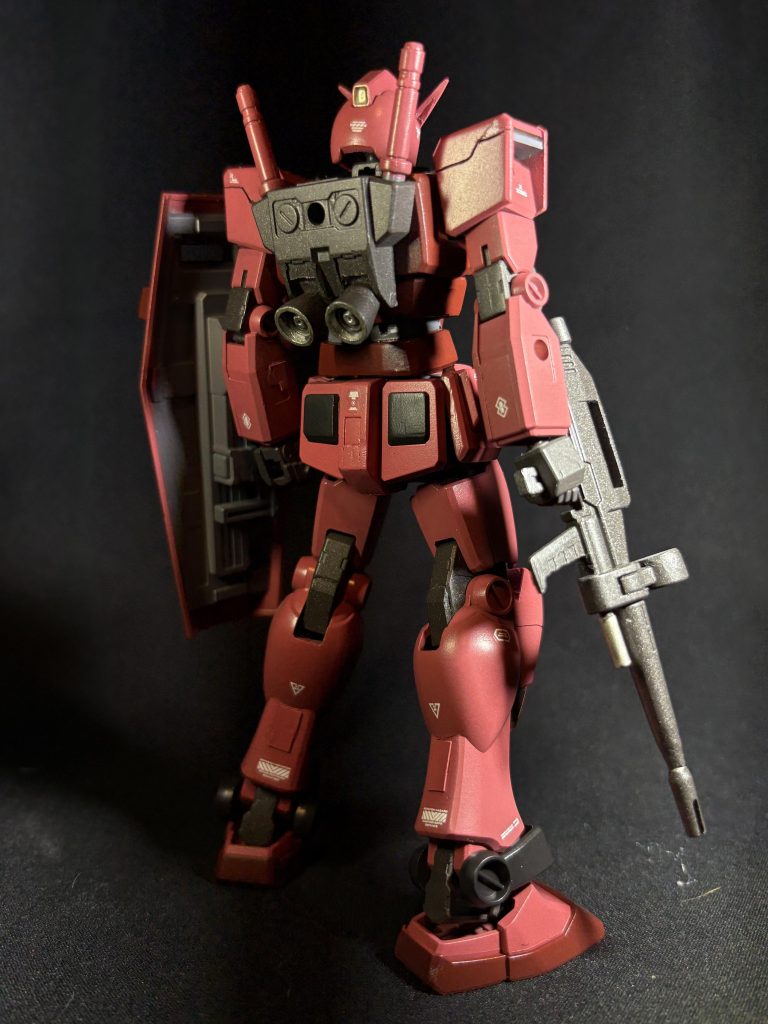 まずは本体主な変更点としてシールドとフロントの連邦マークをパテ埋め首、胴体部の延長(延長に伴いプラ板追加)バーニアの変更各部スジ彫りとプラ板でディティールアップ等など全然エントリーなプラモしてません!本体はエアブラシにて全塗装。デカールは社外品とガンダムデカールの併用です