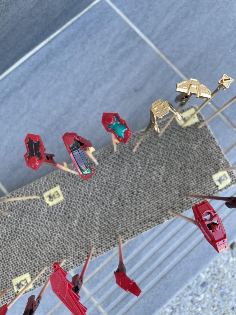 はじめはこんな感じでマスキングゾルで色分け予定でしたが途方もなさすぎて筆塗りに挑戦することにしました