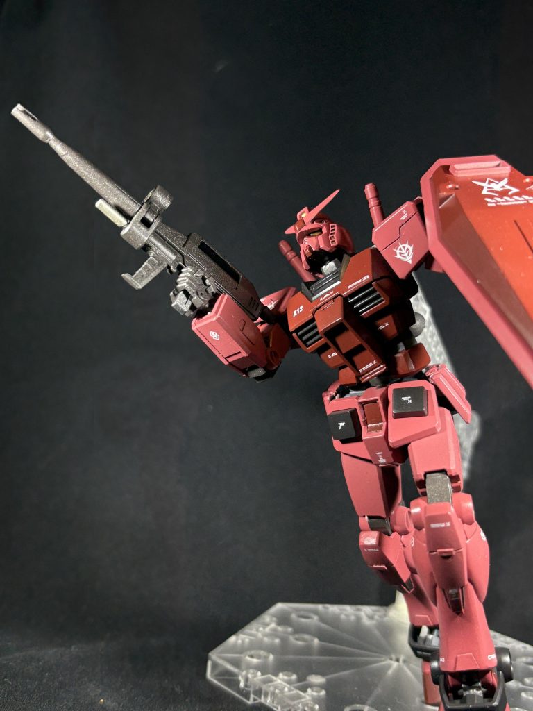 ビームライフルはフォアグリップを短く加工。銃口部分は切り落としガンダムXの物と差し替えしました。スコープもプラ板で全部被せてます。