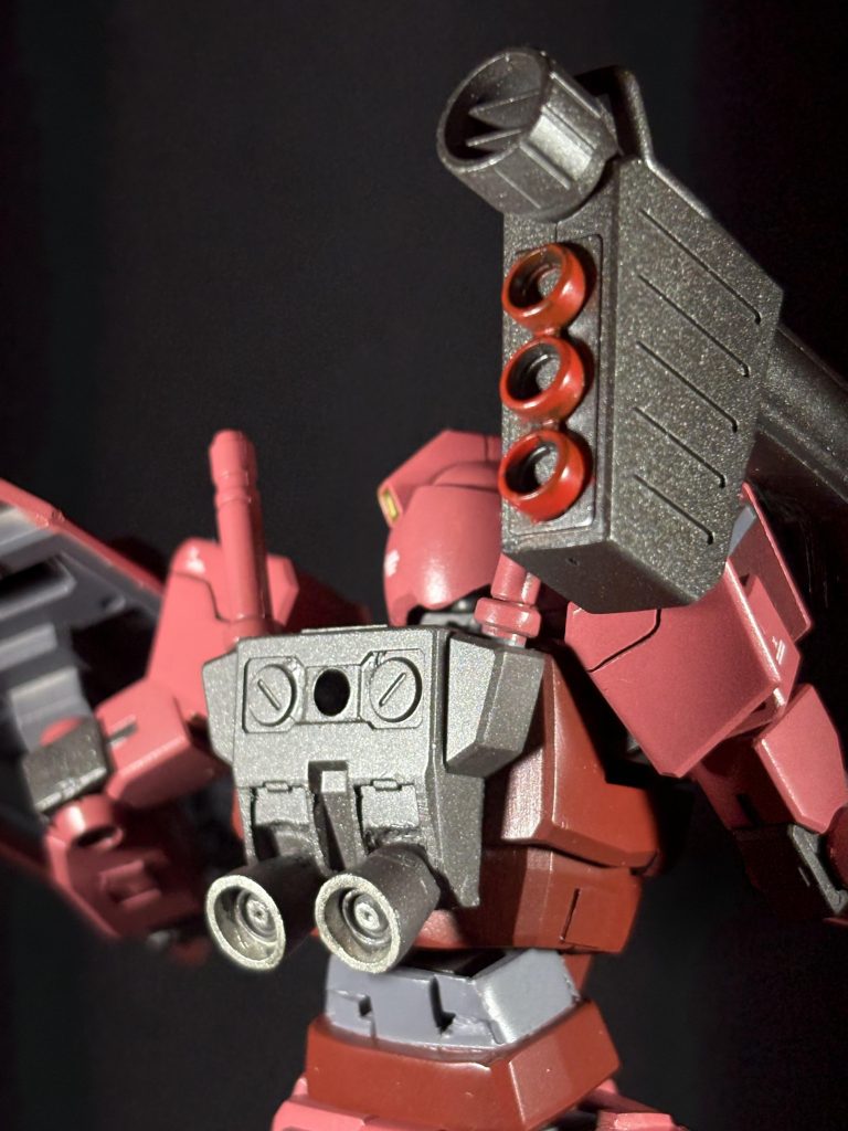 ハイパーバズーカ本体はもう調色したガンメタで一気に塗装。その代わりに弾を赤色で塗り分けました!この時延長した胴体部に追加した腹部のプラ板が見えるのが自分好きです😊