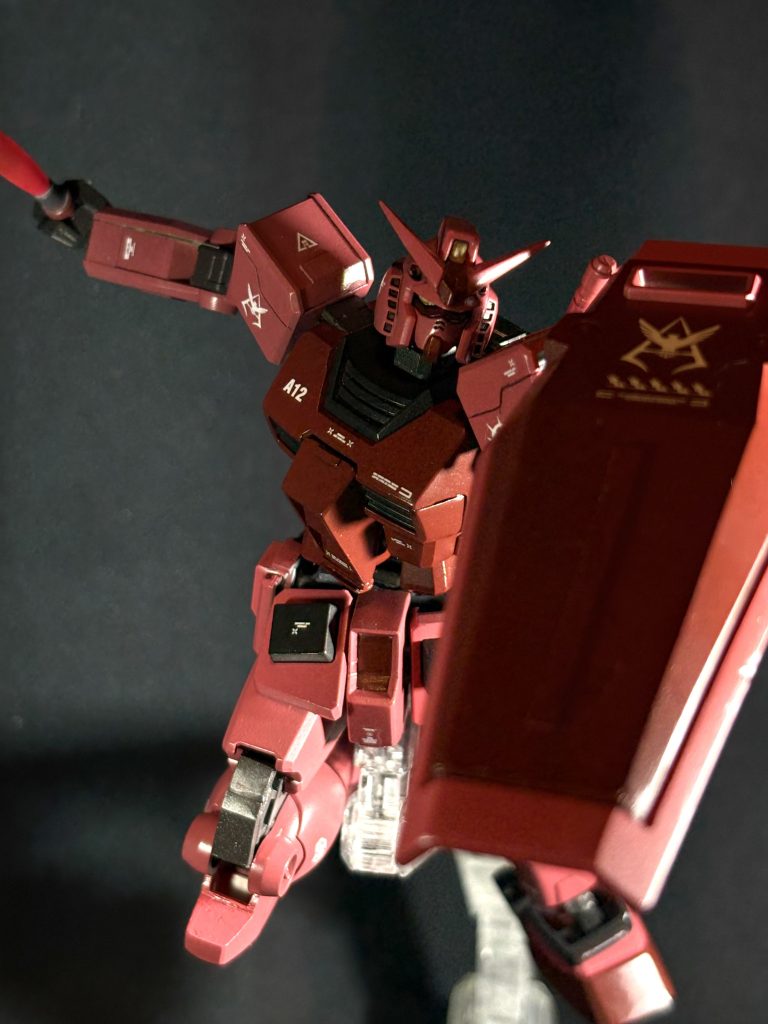 ビームサーベル(写りが悪い)本体はヤスリでパーティングラインを消した後蛍光クリアピンクを艶消し化させてその後先述の塗料にホワイトを調合させて根本部分を塗装してます!