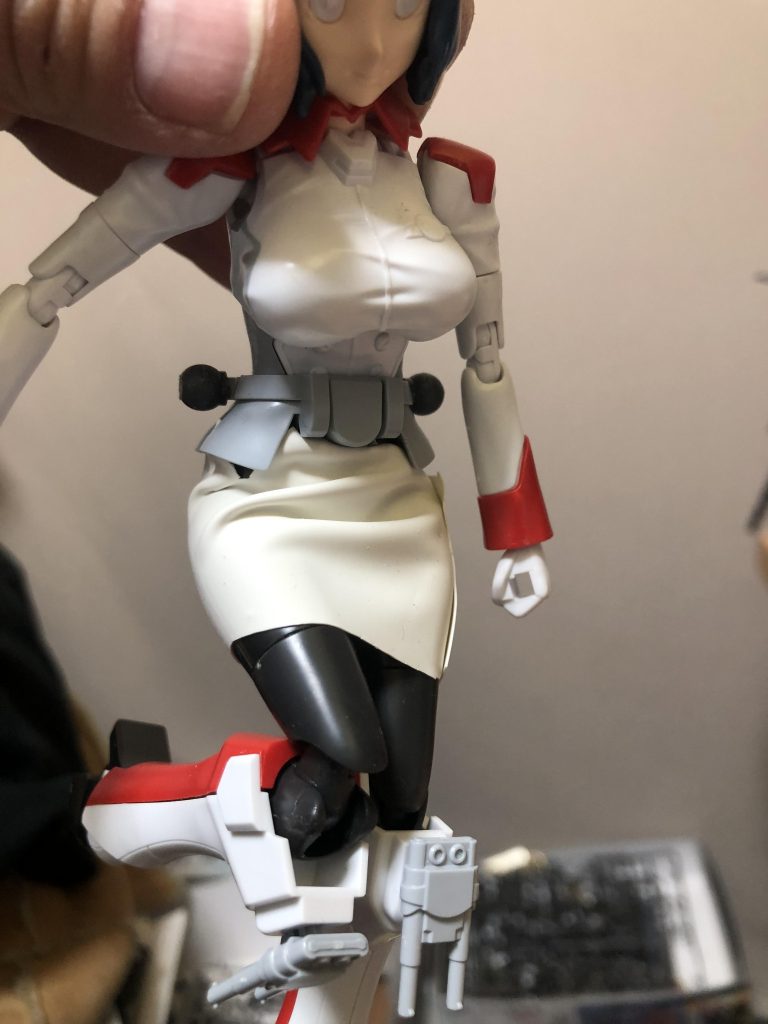 脚を動かすとスカートがいい感じに動きます。ただしココで注意！ゴムはプラと相性が悪く、時間が経つとプラが溶けてしまうらしいです！しかしそのまま突き進みます。キットの破損は自己責任で。それにしても大っきいなあ。(？)