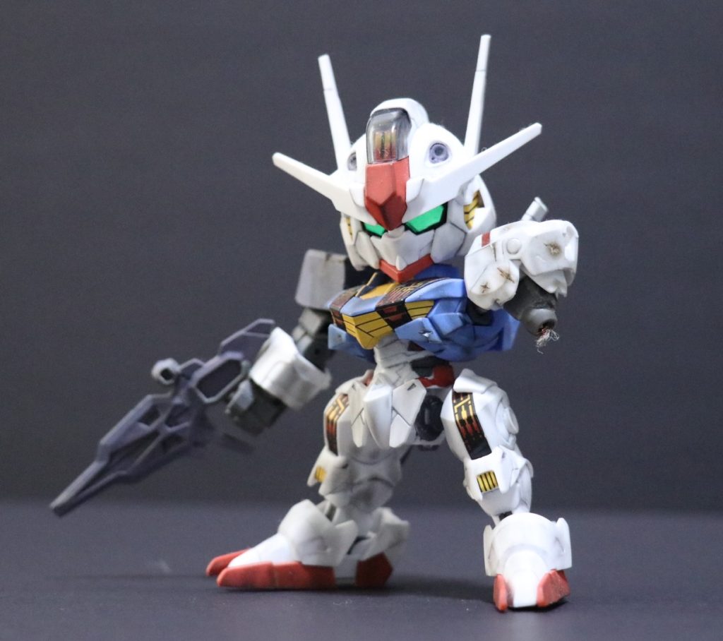 第9話 あと一歩、キミに踏み出せたならシャディク戦でやられそうになっているエアリアルを再現しました。左腕は関節を再接着して穴を開けて、100均のコードを接着。右肩はプラ板で箱組。塗装はなし、つや消しコートのみです。