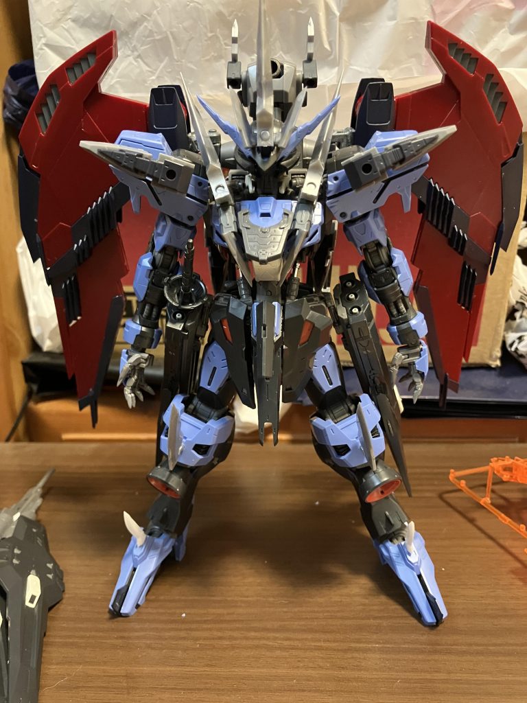 製作工程ヴィダールのフレームには手を加えずあくまで装甲に手を加えて改造、製作全身を刺々しくパーツを使用している