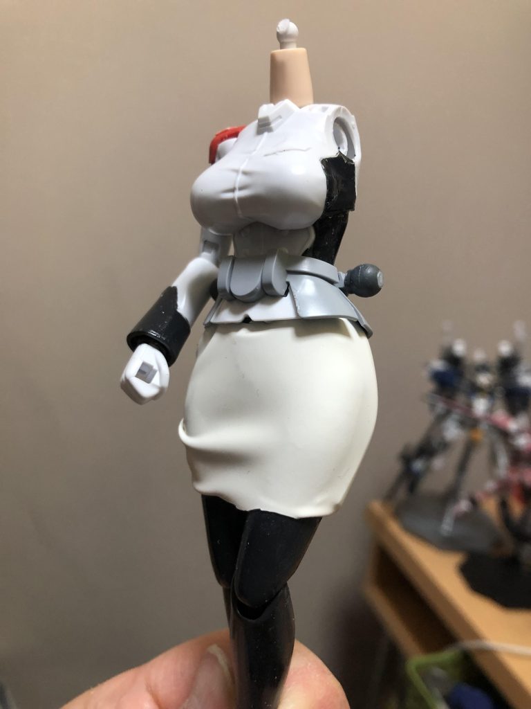 それなのでスカートを作る事にしました。白っぽいゴム風船を使ってタイトスカートを作成しましょう。