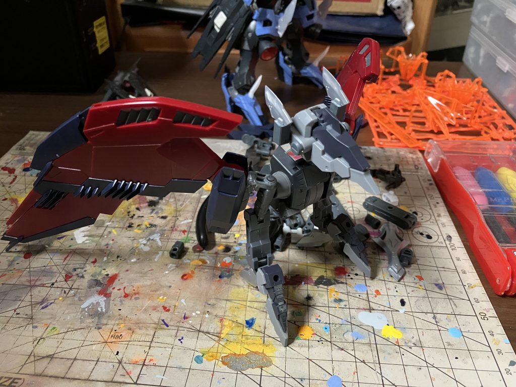支援機製作工程ガンダムエピオンのウイングを加工して製作コウモリを意識して製作しました