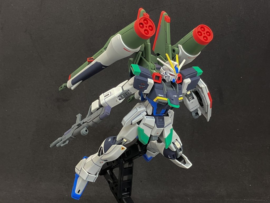 ケルベロスが大きすぎるので自立も安定したポージングも苦労します。基本工作は同時製作していたソードインパルスと同様、あとはケルベロス後部の合わせ目を消したくらいです。もちろん、スジ彫りや段差はほぼ全て彫り直しています。